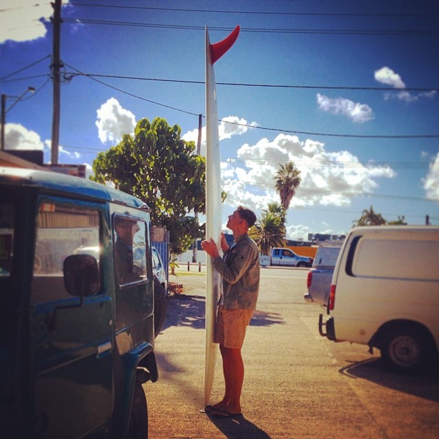 @captainsipsops off for a surf on a board that makes him short @thomassurfboards @cut_lap @stinknjim
