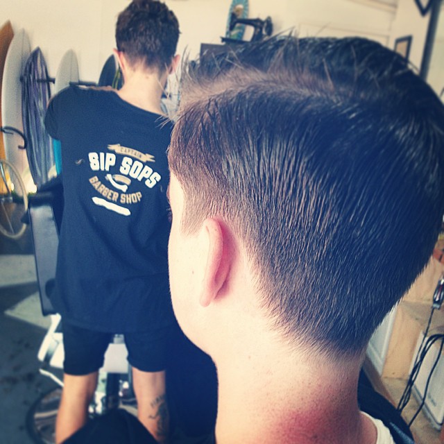 ️ #backtoschool #taper big day w @stinknjim @captainsipsops #captainsipsops #today #menshaircuts #barber #noosabarber #thomassurfboards