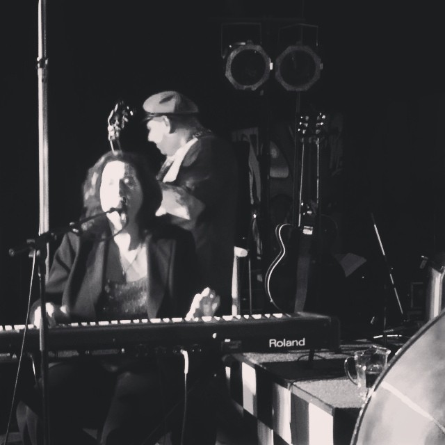 Boogie'n side of stage to #lindagaillewis (sister of #thekiller #jerryleelewis cousin of #jimmyswaggart and a #beautiful lady) with amazing daughter Annie and #theluckyseven  #radelaide #thehiboys #rocknroll