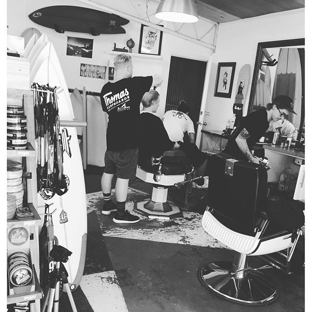 #elbowsandbacks Hing bros, Hus n Jimbo @tylerhing_hingbones @kanghusni @stinknjim @captainsipsops @thomassurfboards #captainsipsops #thomassurfboards