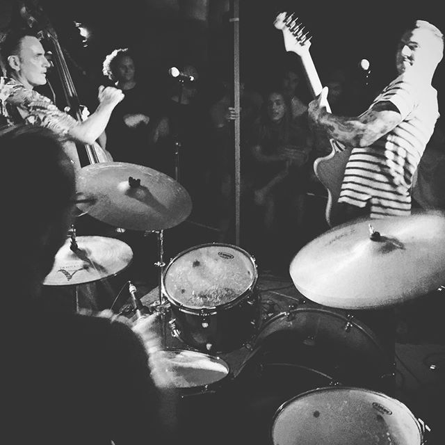 @patcapocci @toby_mellonie @lord__luciow rippin' it up last night @captainsipsops @thomassurfboards #captainsipsops #thomassurfboards @captainsipsops_manly